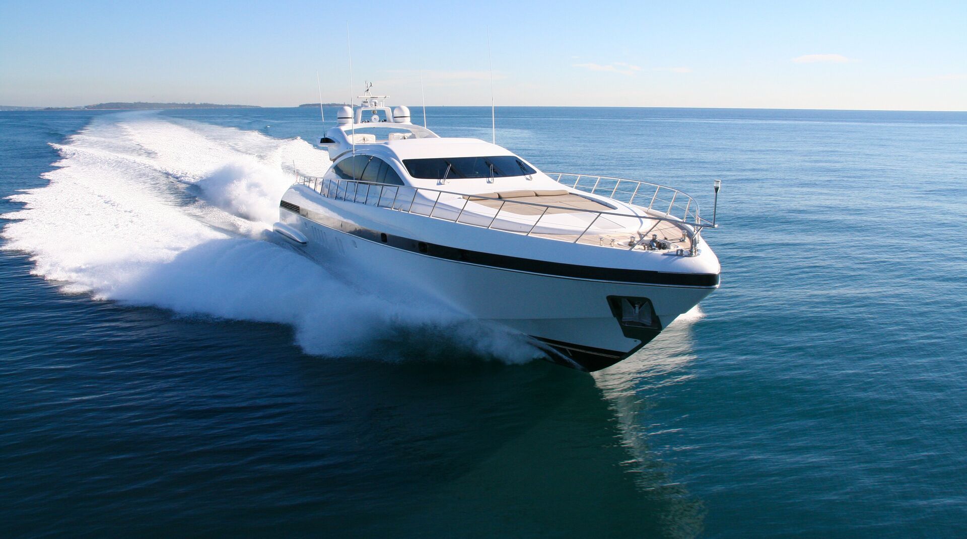 A yacht moving fast on the water, do you need a boating license in California concept.
