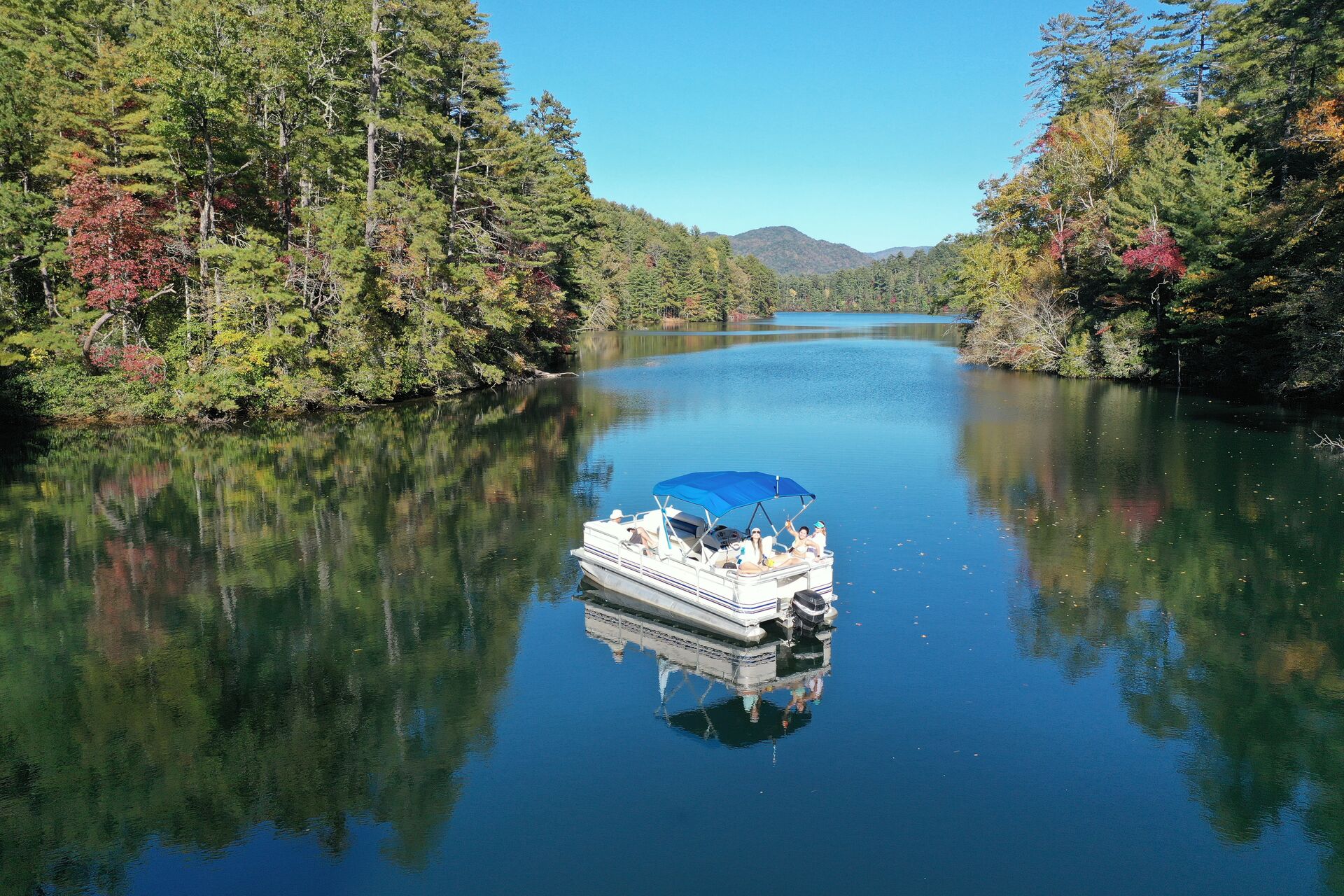 Overhead view of a pontoon boat, pontoon boat driving tips concept.